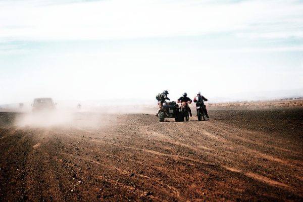 motos pista desierto negro